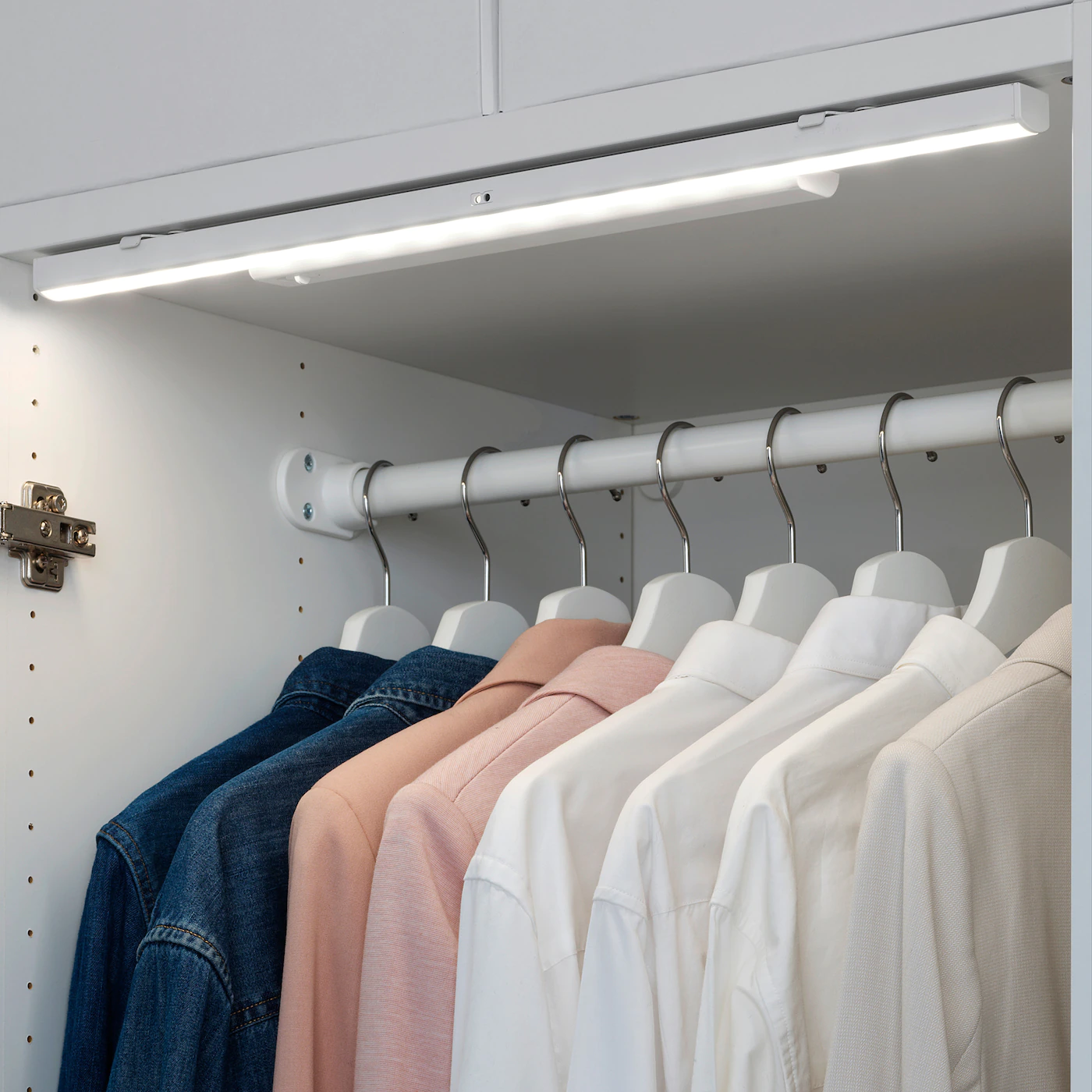 IKEA STÖTTA LED Cabinet Lighting Strip W Sensor Battery Operated White 28 " 5 IKEA STÖTTA LED Cabinet Lighting Strip W Sensor Battery Operated White 28 " - Image 3